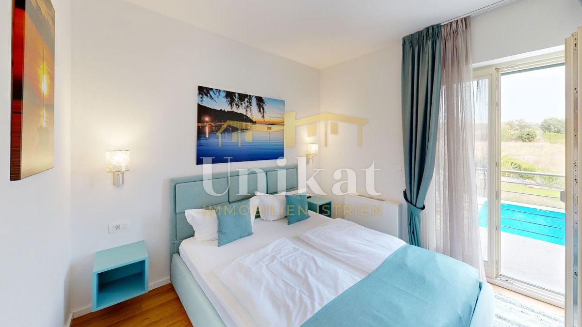 Čudovita dvojna hiša s bazenom